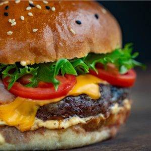 burger with tomato and lettuce scopio 02752fde 976d 4dd4 93e0 f22968532594 1