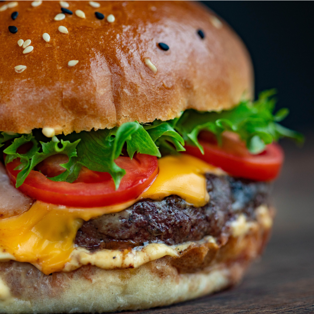 burger with tomato and lettuce scopio 02752fde 976d 4dd4 93e0 f22968532594 1